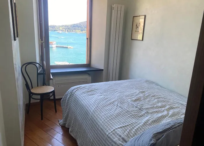 Azzurra, Sulla Calata Di Appartamento *